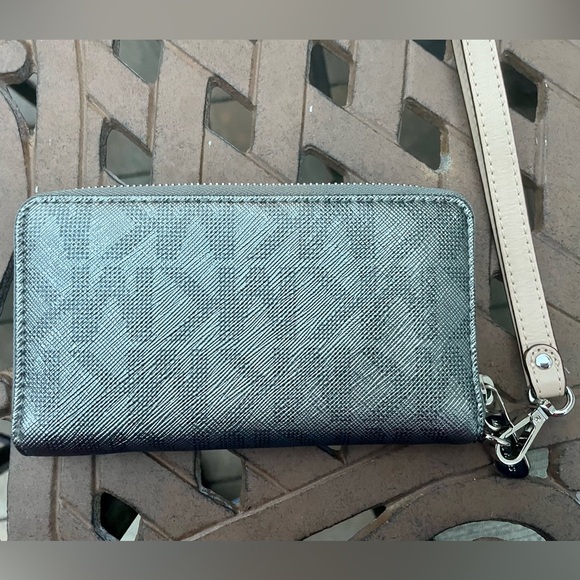 MICHAEL KORS Gunmetal Silver Metallic Mirrored MK Logo Wallet Wristlet - Picture 3 of 4